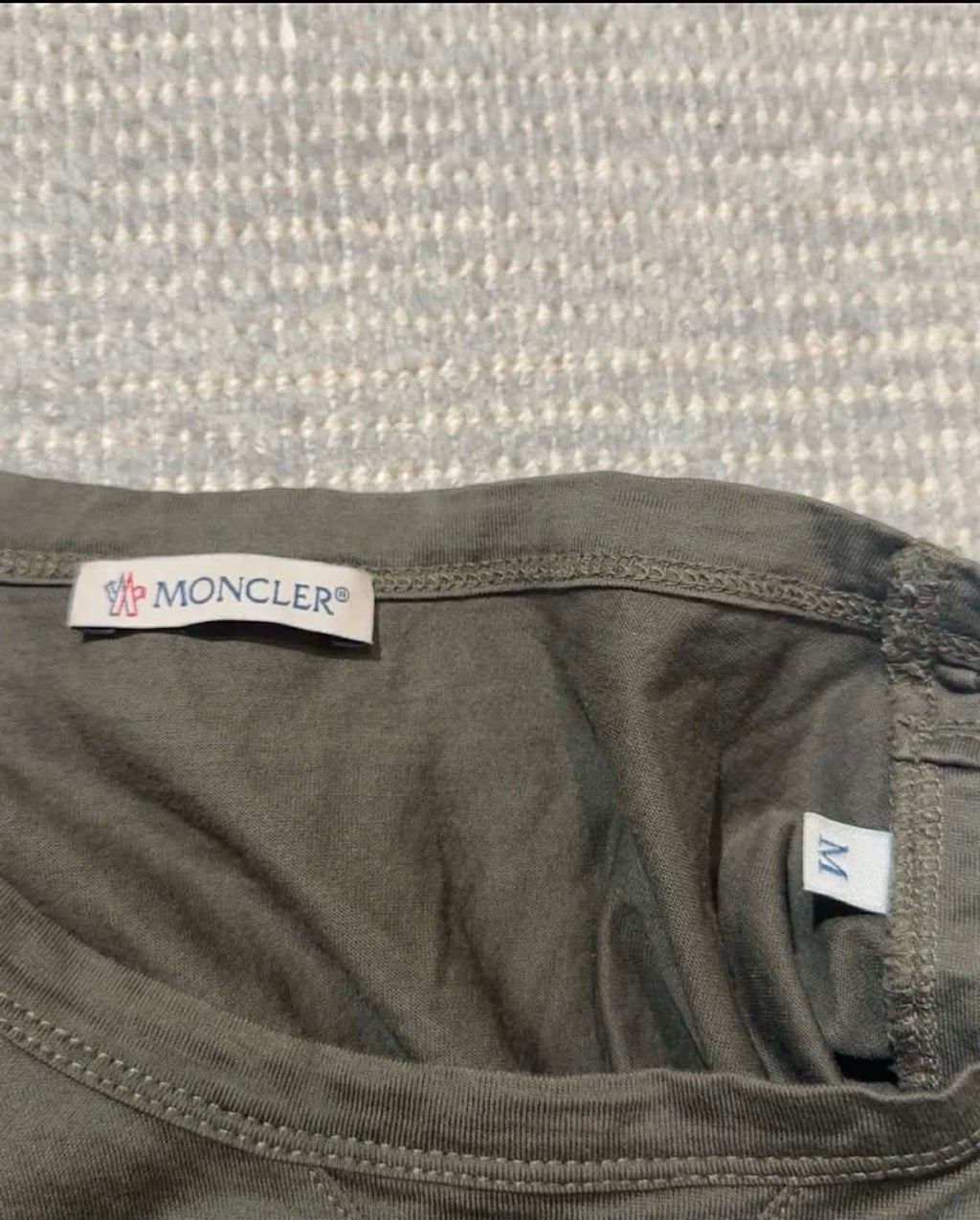 Moncler T shirt (M)