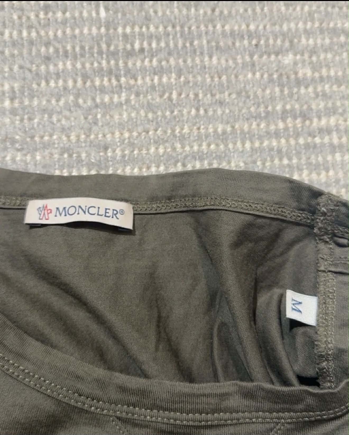 Moncler T shirt (M)